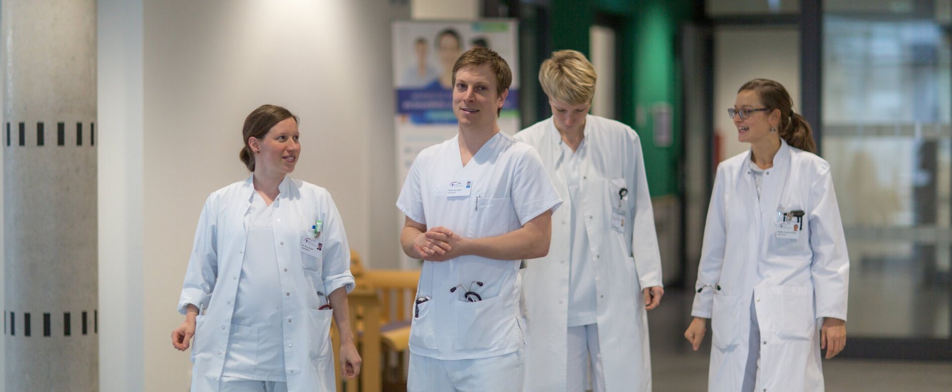 Ärztinnen und Ärzte im Foyer der Klinik.