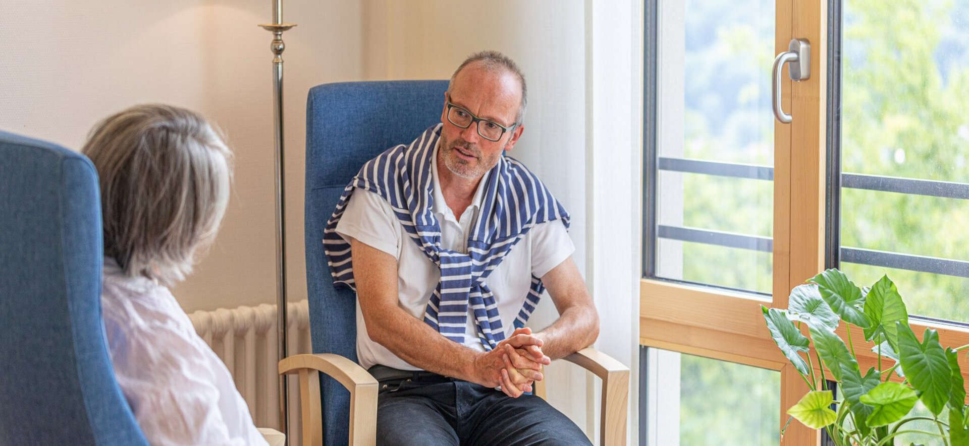 Klinikseelsorger im Gespräch mit Patientin.