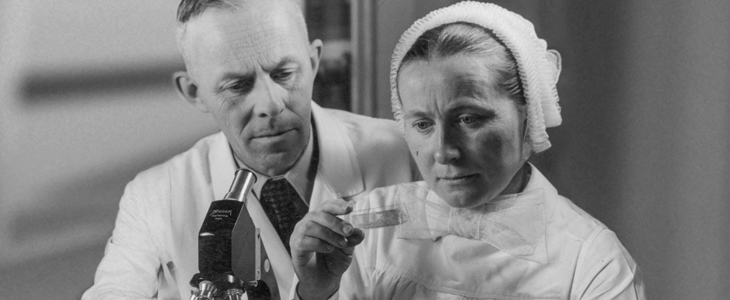 Historisches Bild eines Arztes und einer Krankenschwester im Labor.